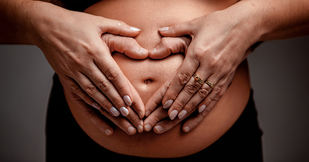 Lindas curvas da mamãe gestante em ensaio no estúdio