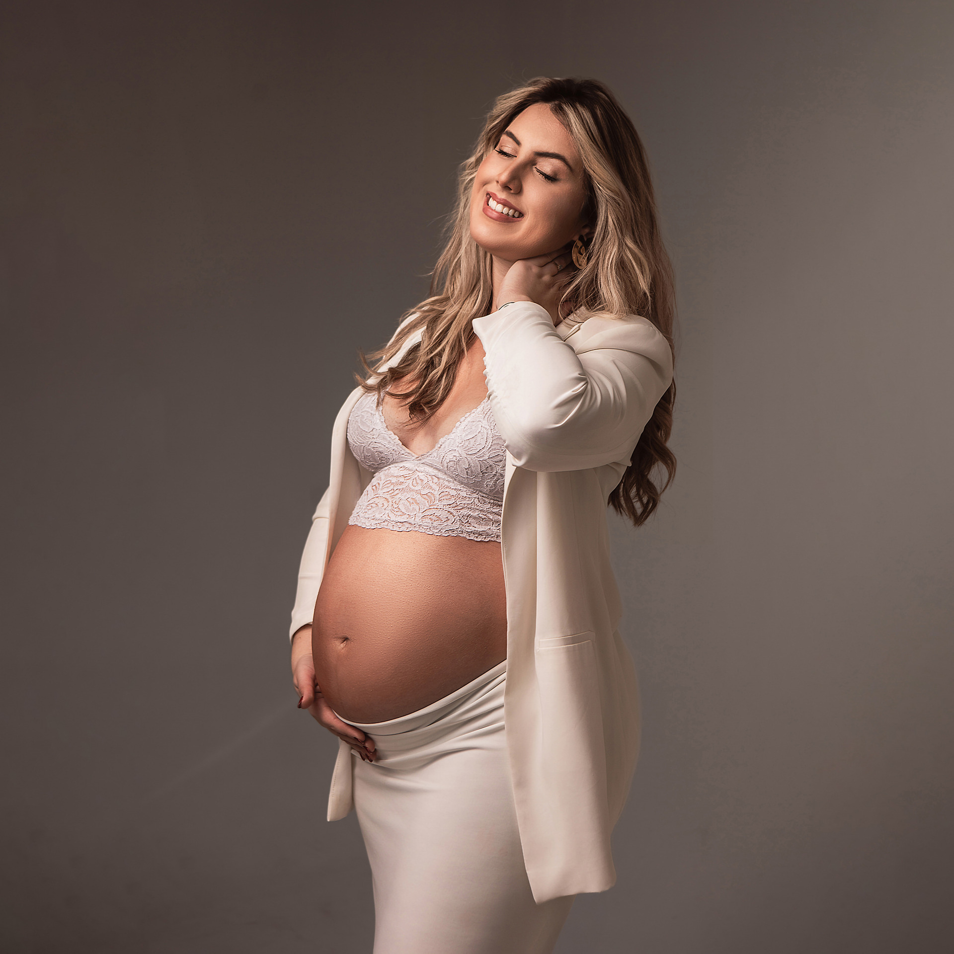 Lindas curvas da mamãe gestante em ensaio no estúdio