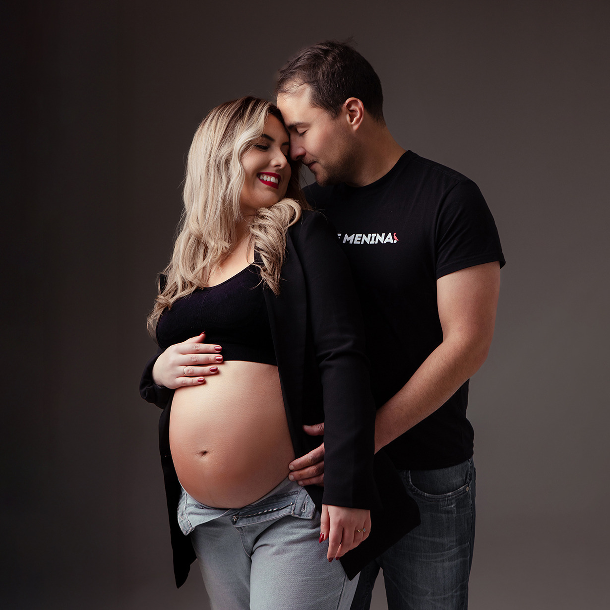 Fotos da gestante Djeni em estudio deitada na escada