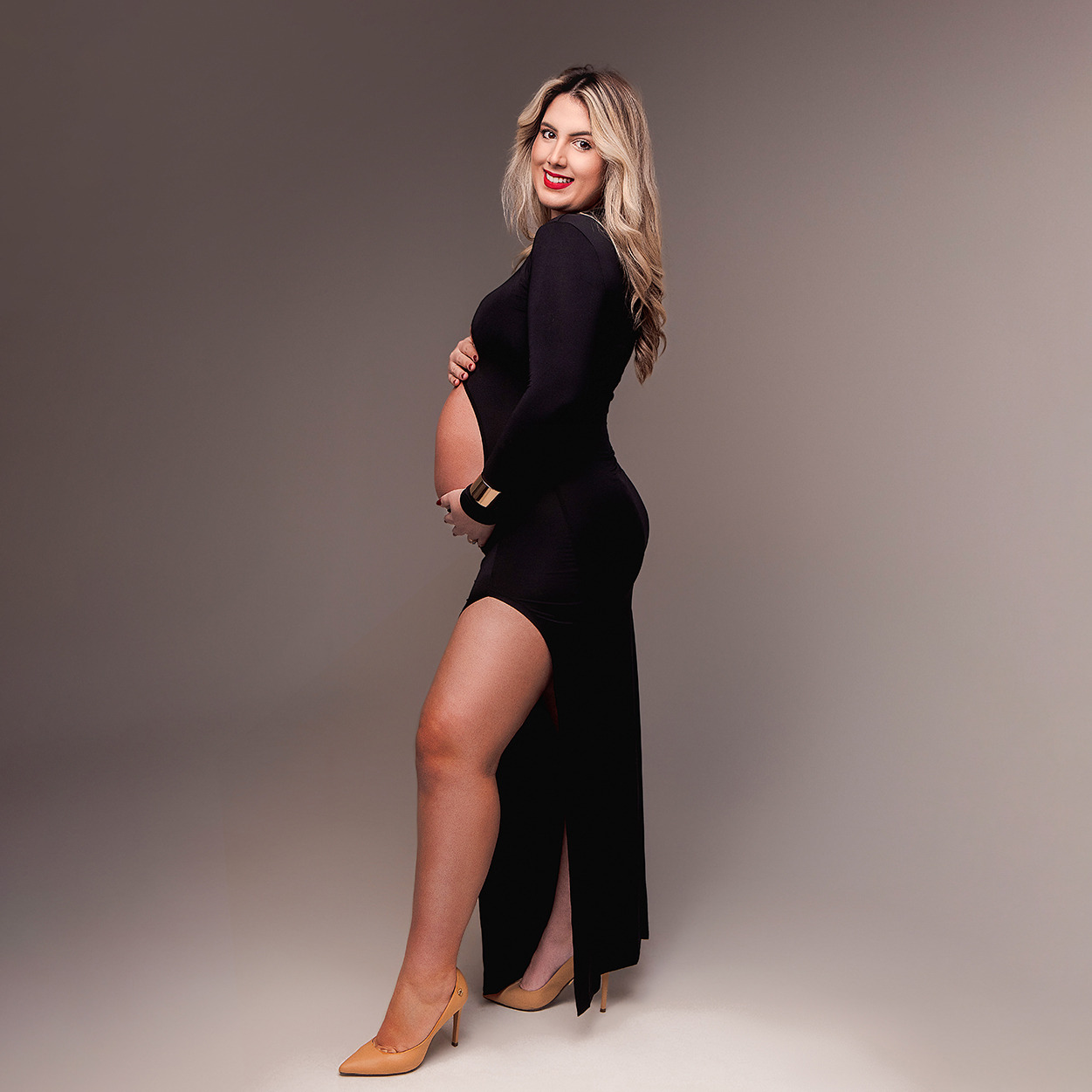 Ensaio gestante com chapeu deitada na caixa