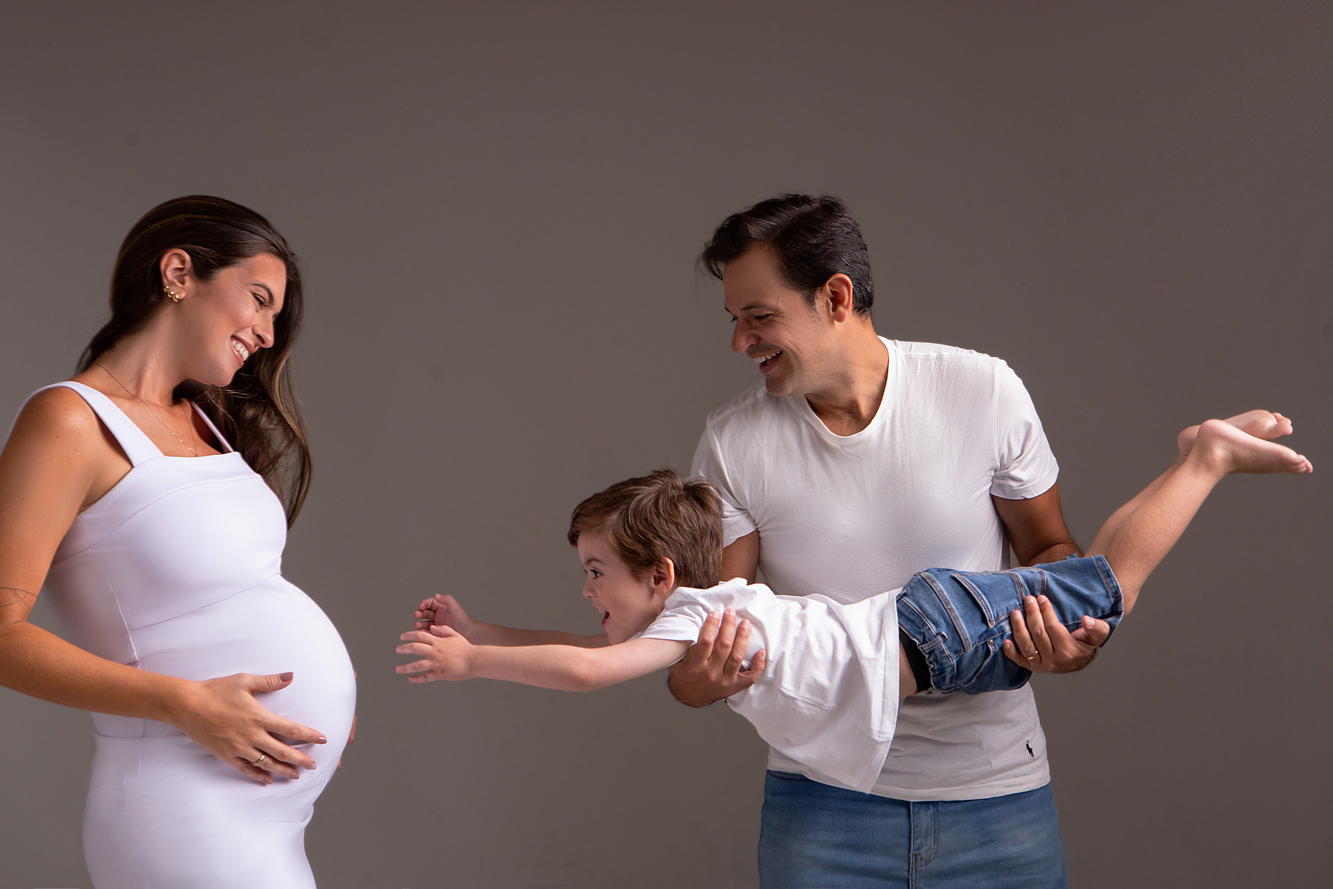 Fotos da gestante Djeni em estudio deitada na escada
