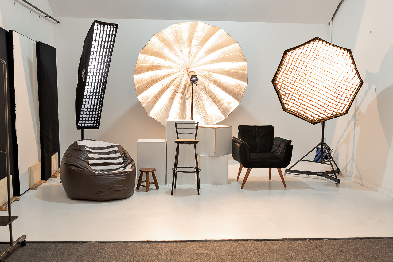 Locação do Estúdio Fotográfico Uzzi em BH, foto do Estúdio 1 com equipamentos de iluminação