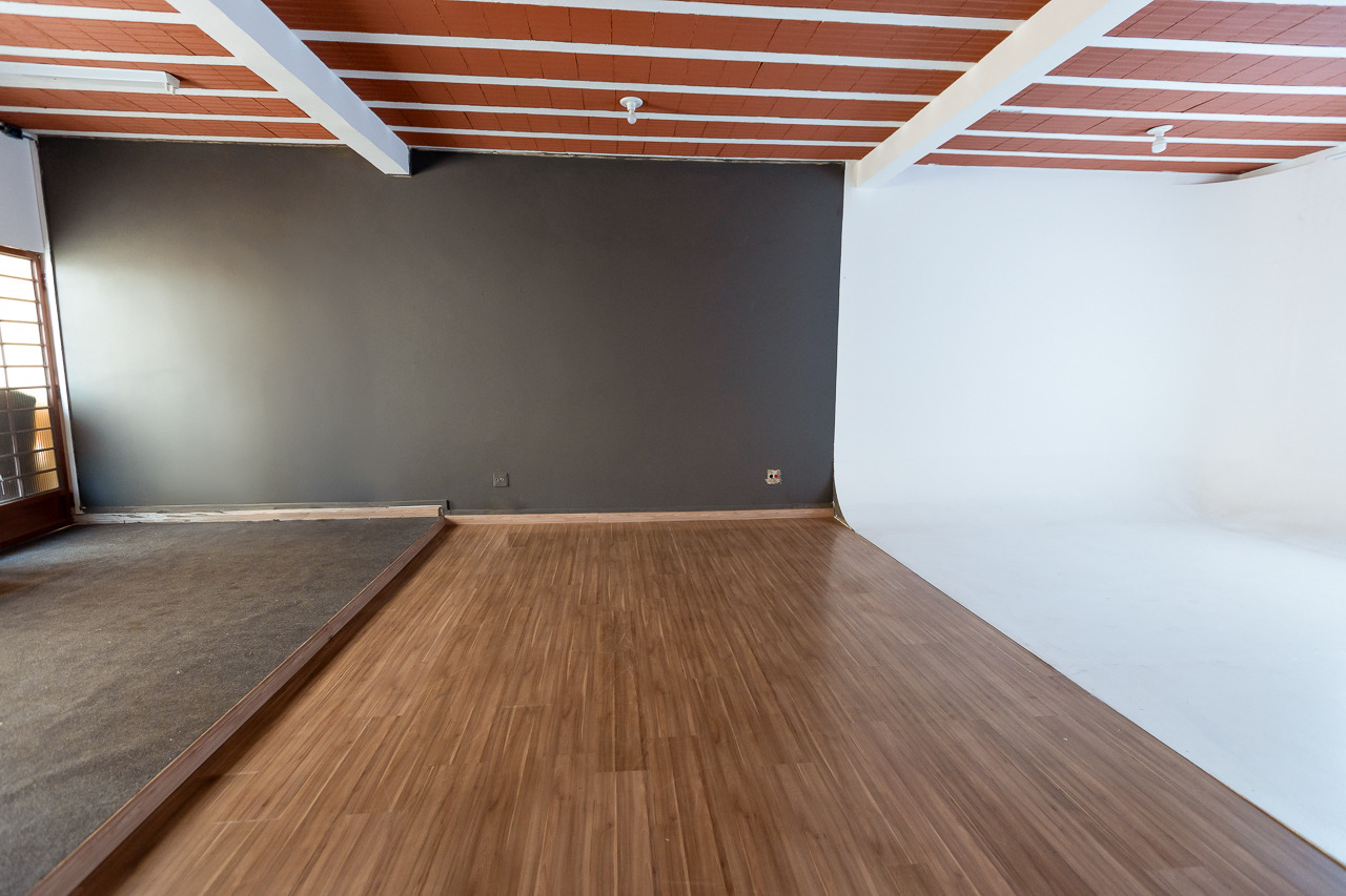 Locação do Estúdio Fotográfico Uzzi em BH, foto do Estúdio 2 com equipamentos de iluminação