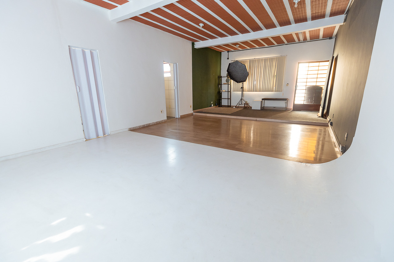 Locação do Estúdio Fotográfico Uzzi em BH, foto do Estúdio 2 com equipamentos de iluminação