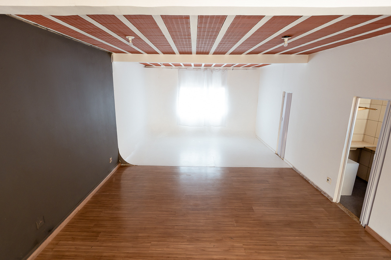 Locação do Estúdio Fotográfico Uzzi em BH, foto do Estúdio 2 com equipamentos de iluminação