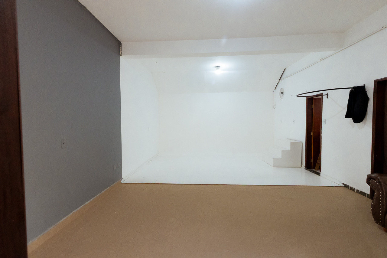 Locação do Estúdio Fotográfico Uzzi em BH, foto do Estúdio 1 com equipamentos de iluminação