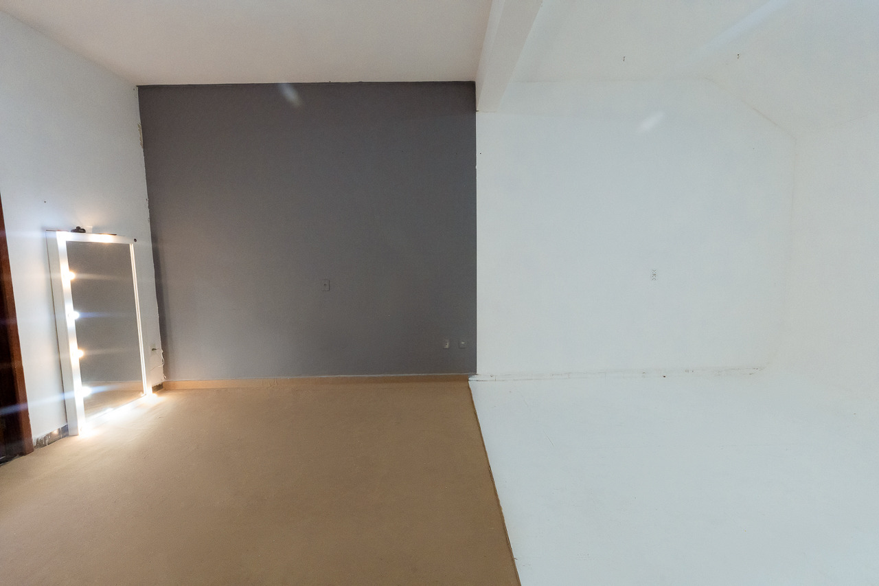Locação do Estúdio Fotográfico Uzzi em BH, foto do Estúdio 1 com equipamentos de iluminação