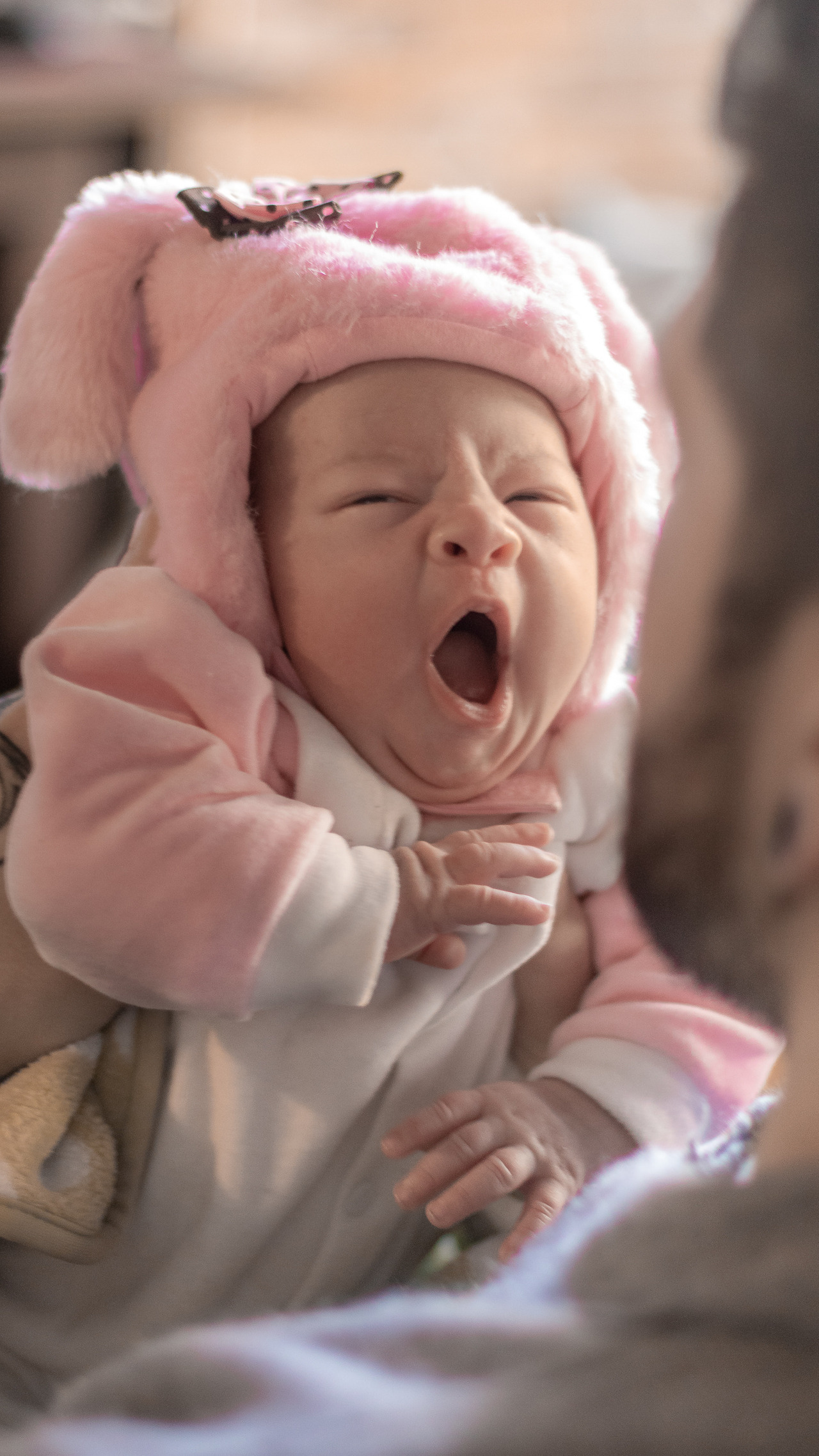 papai e bebe brincando em casa