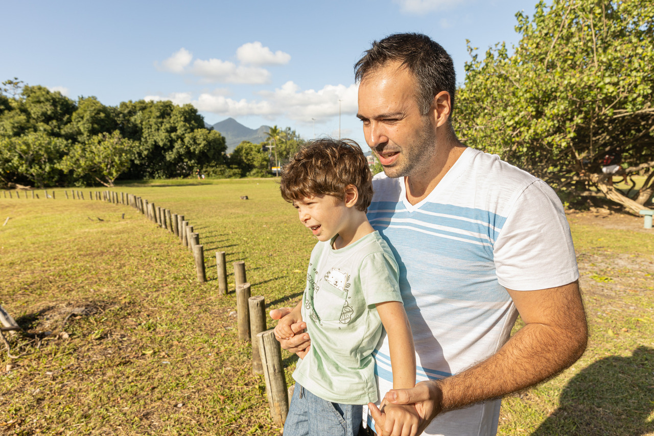Fotografia de famíilia: Pai e filho observando a paisagem