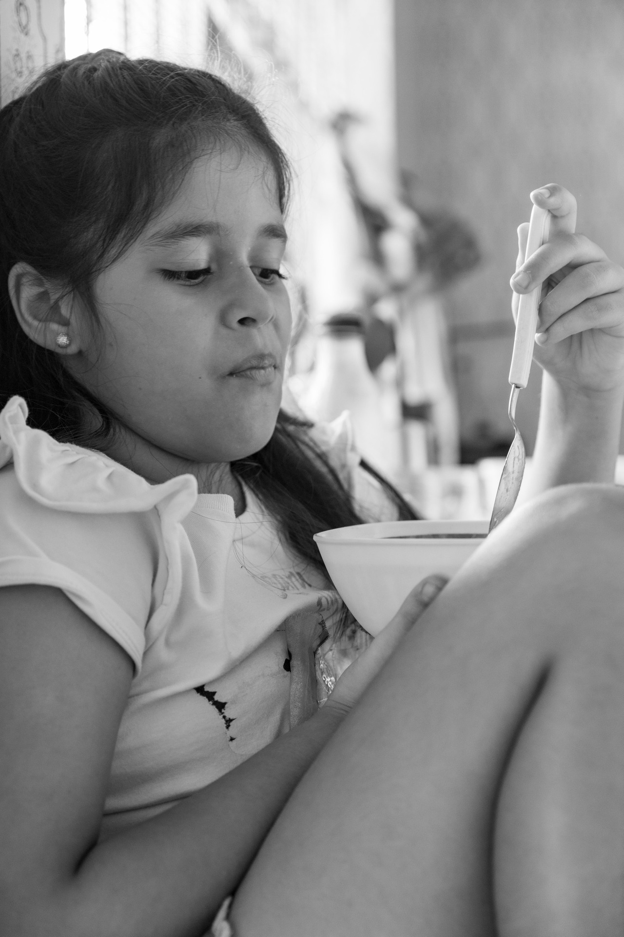 Menina comendo numa tijela