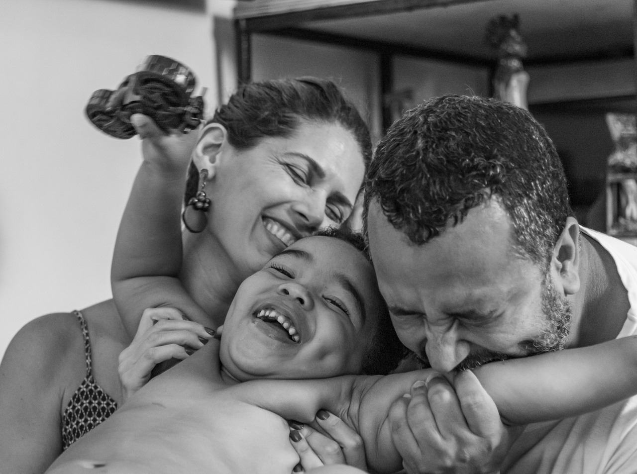 Família de abraçando e sorrindo