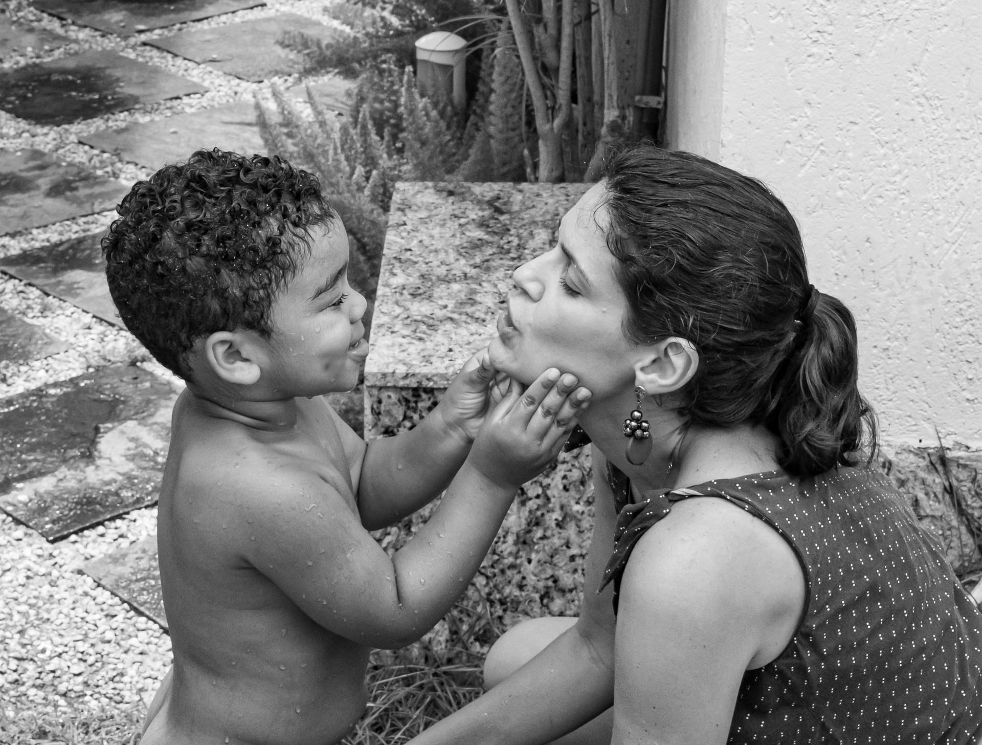 Fotografia de famílias mãe e filho se olhando