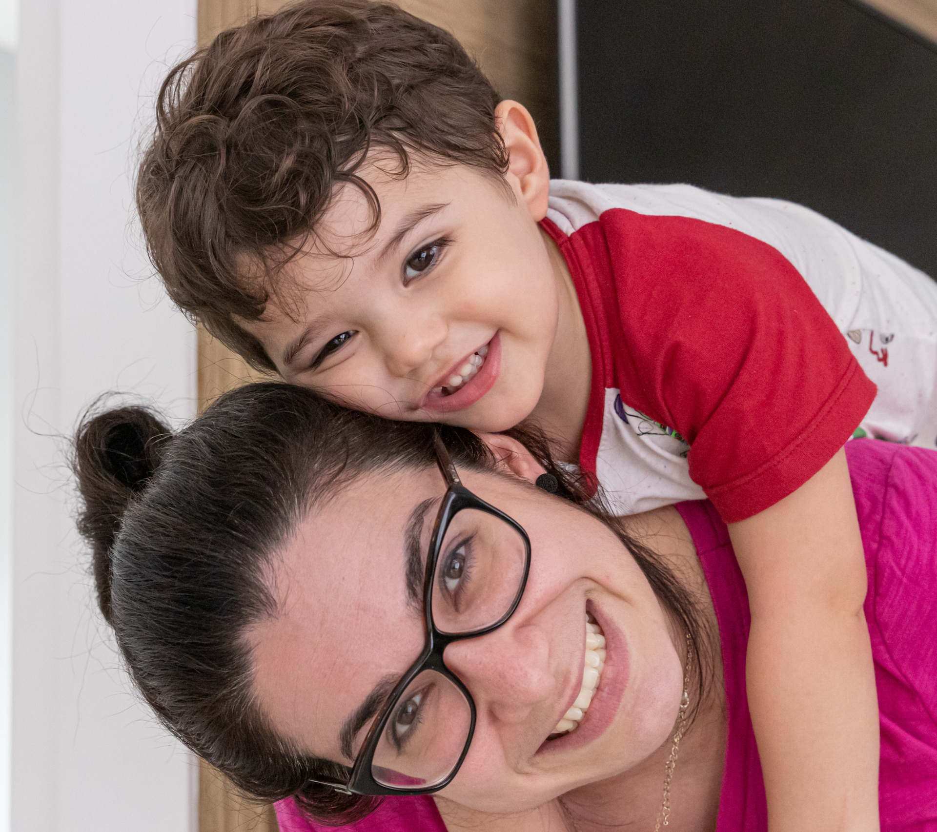 Fotografia de famílias: mãe e filho se abraçando