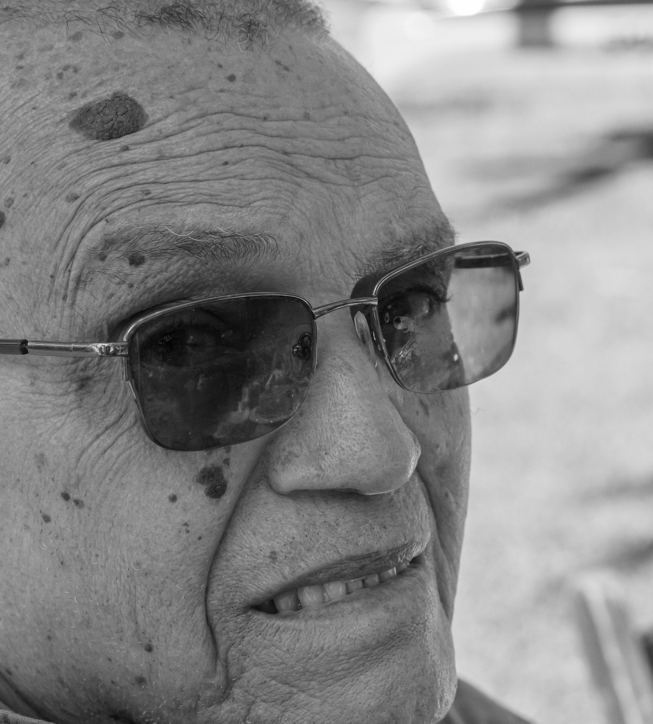 fotografia de família - retrato de homem idoso com óculos escuros