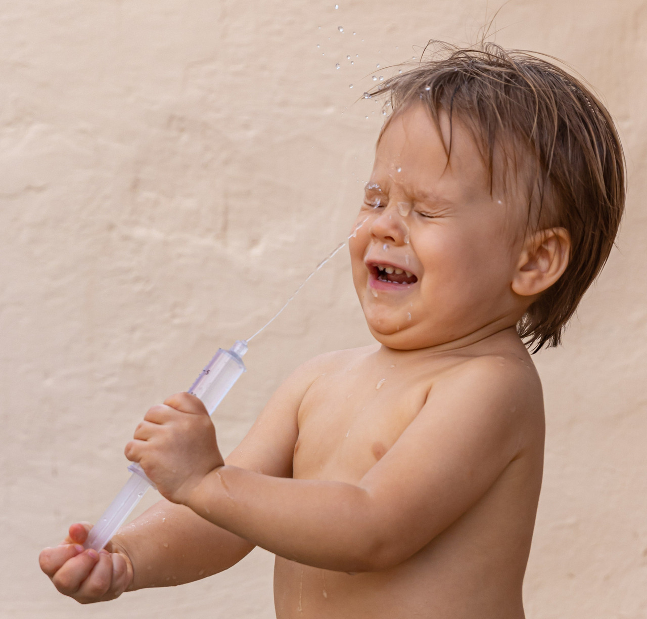 menino brincando com água