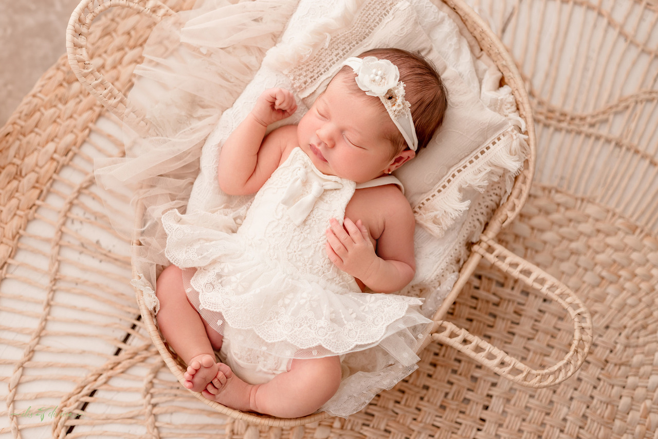 Registro de ensaio newborn em Belo Horizonte mostrando recém-nascido nos primeiros dias, fase que passa rápido e merece ser guardada