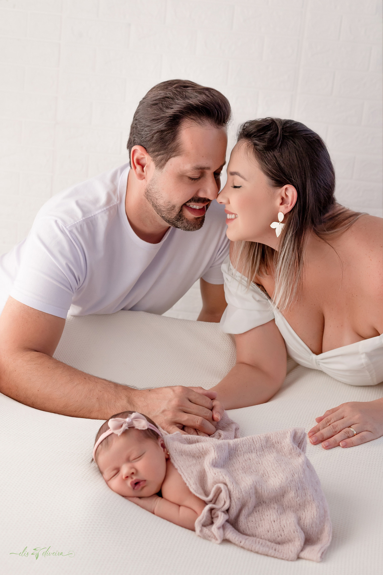 Bebê em pose mais produzida Fotografia newborn profissional em Belo Horizonte com bebê em pose delicada, feita com segurança e técnica