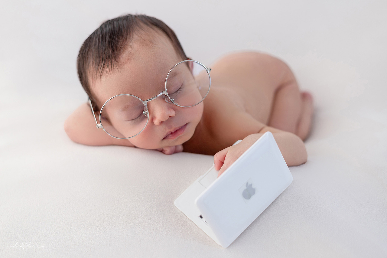 bê em pose mais produzida Fotografia newborn profissional em Belo Horizonte com bebê em pose delicada, feita com segurança e técnica