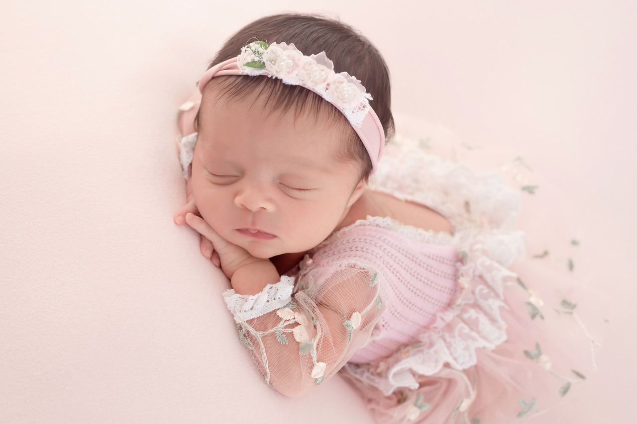 Close do rostinho Close de bebê recém-nascido durante ensaio newborn em BH, registro delicado dos primeiros dias de vida