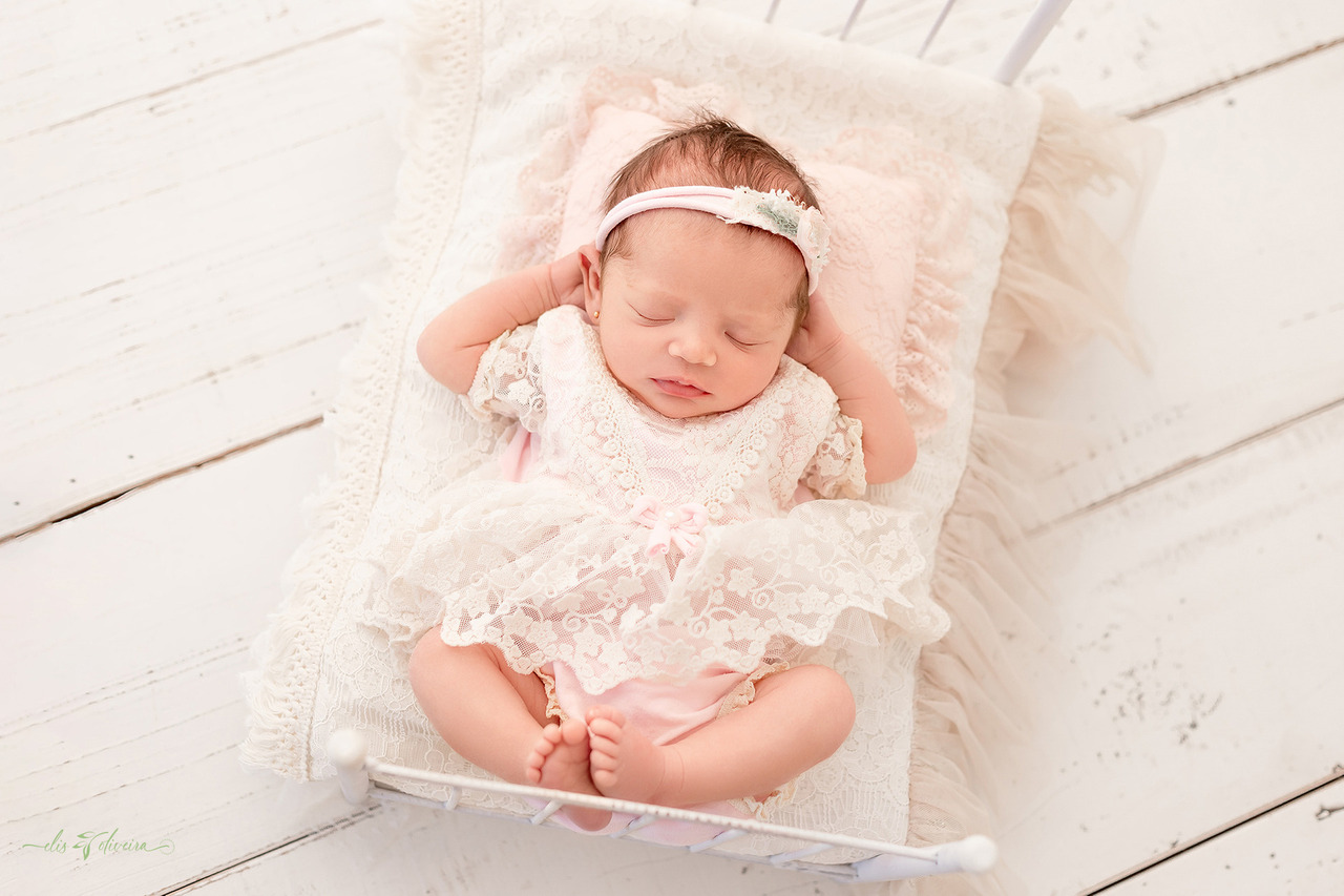 Ensaio newborn em Belo Horizonte registrando fase inicial do bebê, momento único que não pode ser recriado depois