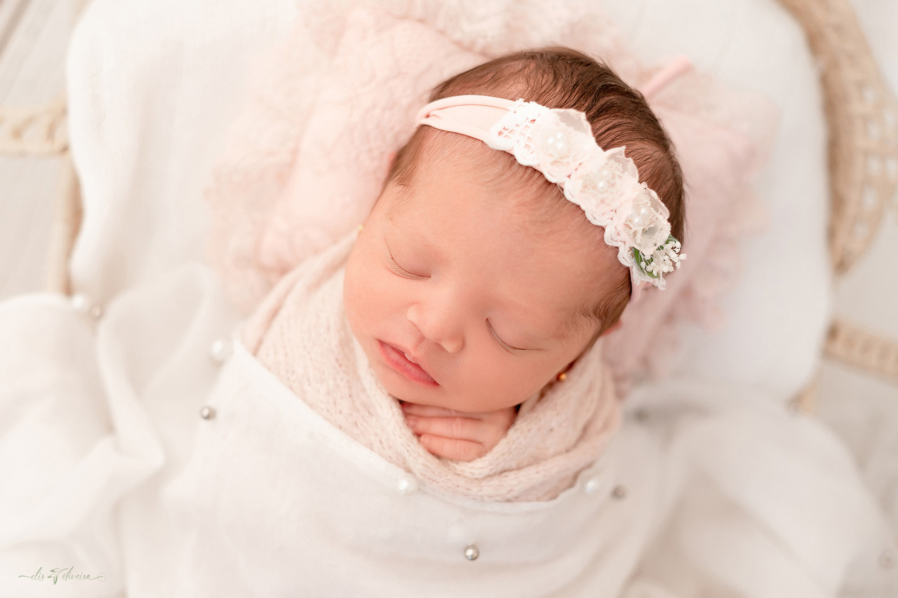 Bebê dormindo (clássico) Ensaio newborn em Belo Horizonte de recém-nascido dormindo em pose delicada, fotografia newborn segura e acolhedora
