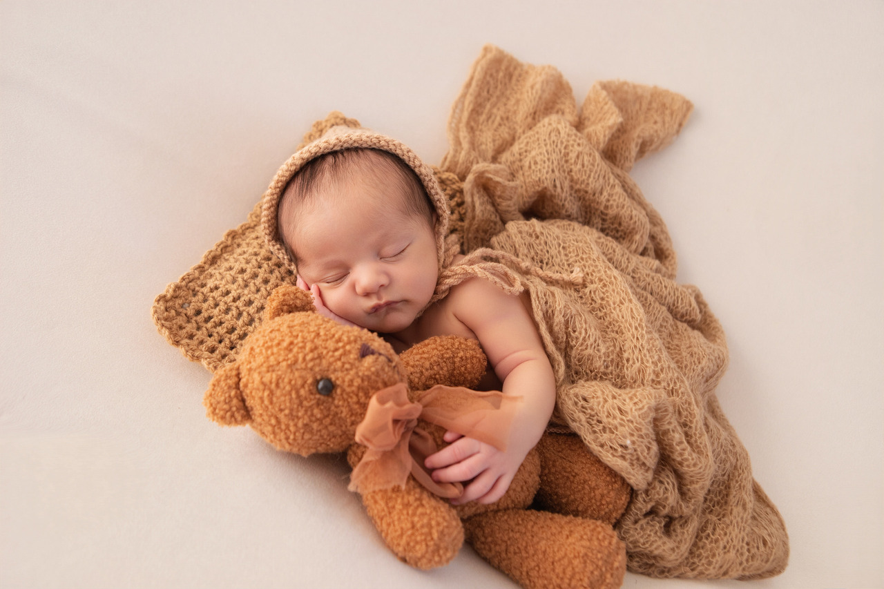 Imagem de bebê recém-nascido em ensaio newborn profissional, preservando memórias dos primeiros dias de vida