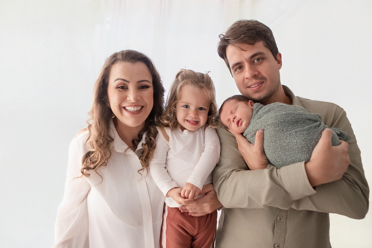 Registro de ensaio newborn em Belo Horizonte mostrando recém-nascido nos primeiros dias, fase que passa rápido e merece ser guardada