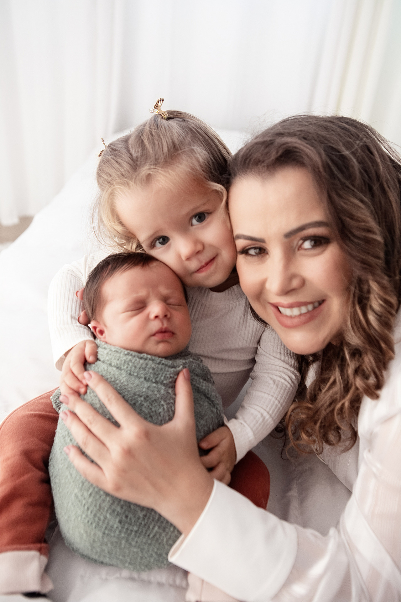 Bebê com pais . Ensaio newborn com pais em Belo Horizonte, momento de conexão e amor com recém-nascido nos primeiros dias