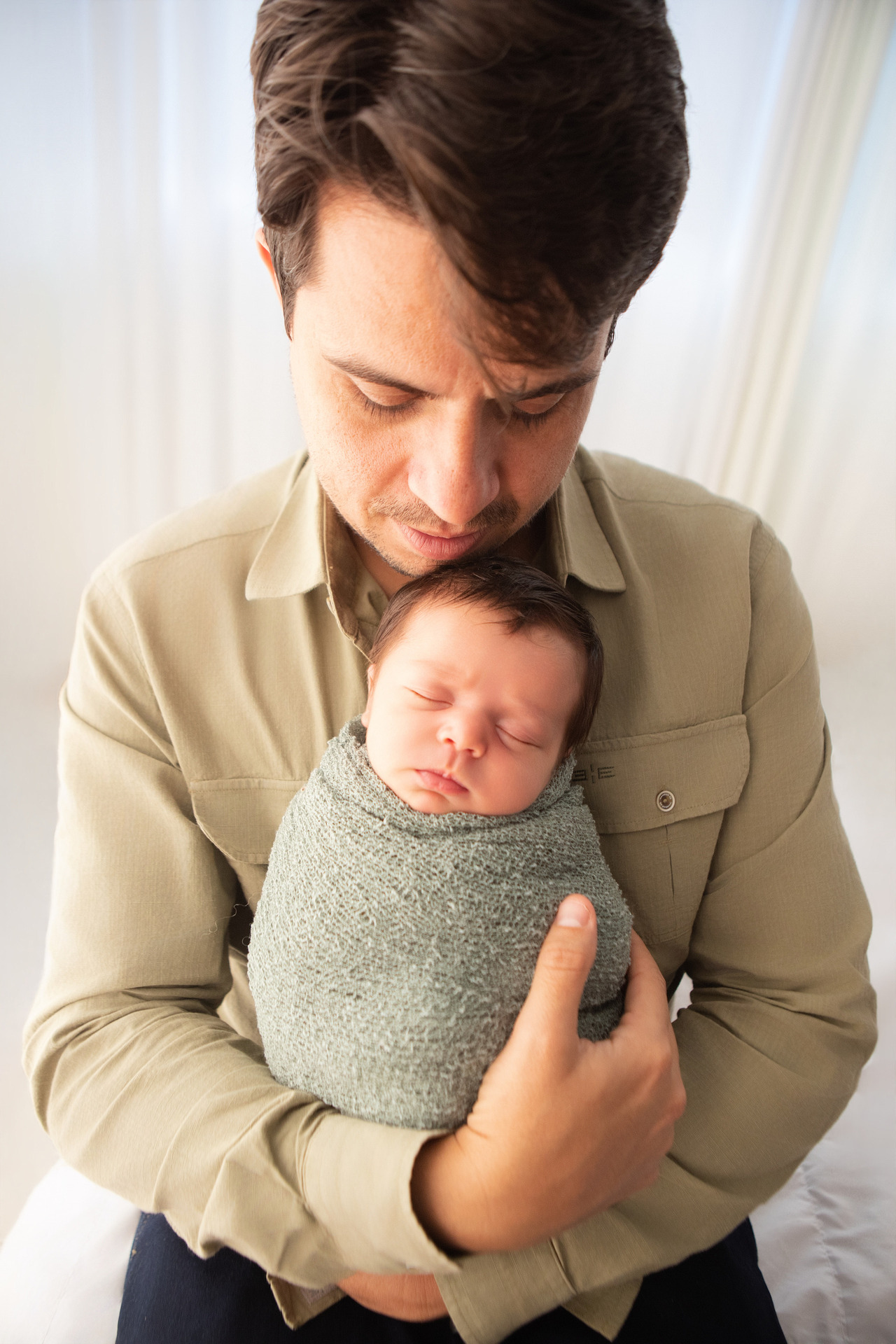 Foto newborn em Bh com o papai ,bebê enroladinho