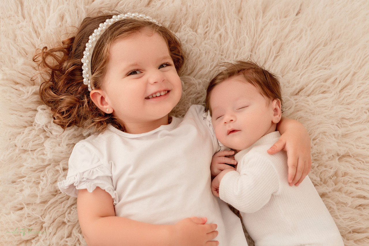 Bebê em pose mais produzida Fotografia newborn profissional em Belo Horizonte com bebê em pose delicada, feita com segurança e técnica