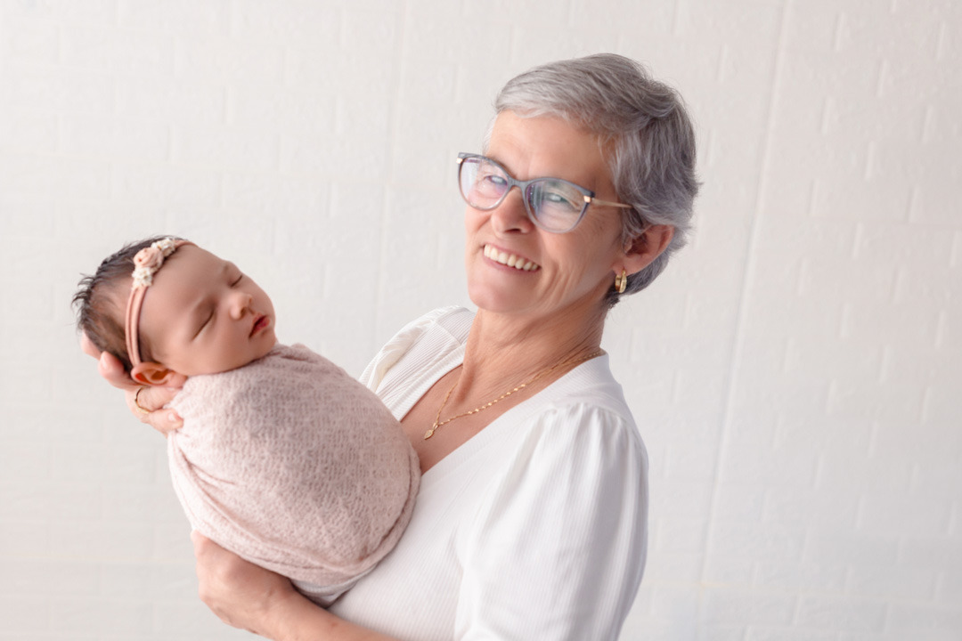 Fotos newborn com a vovó feita em estúdio em Belo Hori
