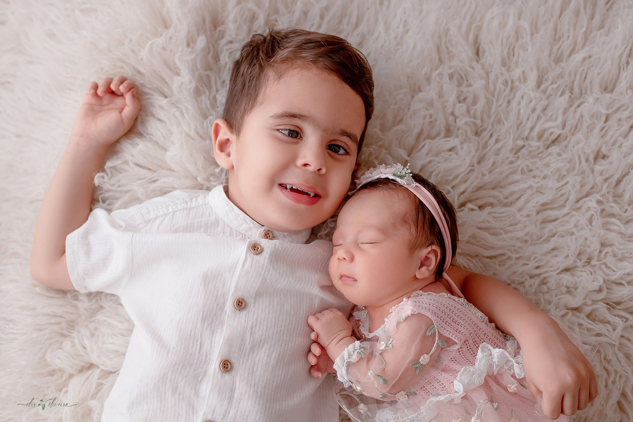 Fotografia newborn em Bh com o irmão, uma foto linda pr