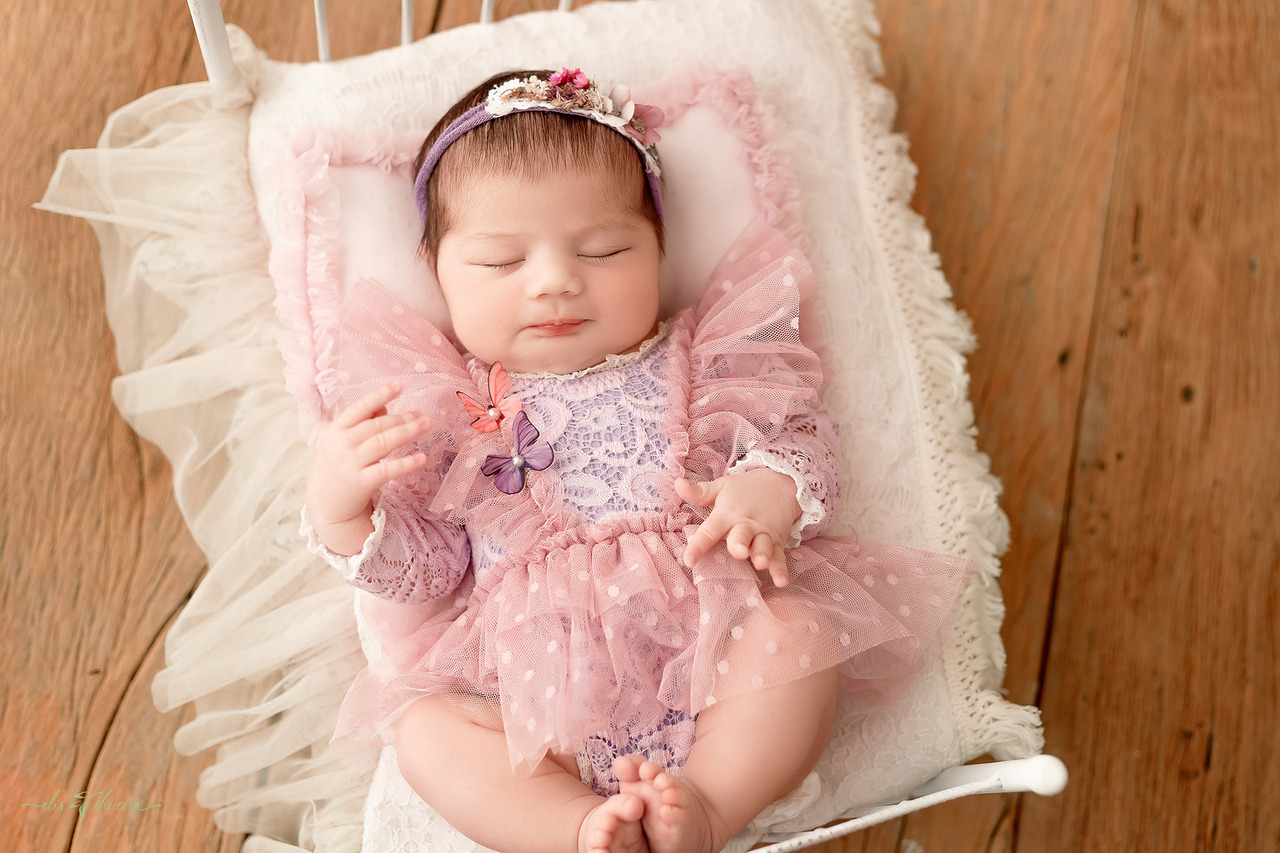 Ensaio newborn em Belo Horizonte registrando fase inicial do bebê, momento único que não pode ser recriado depois