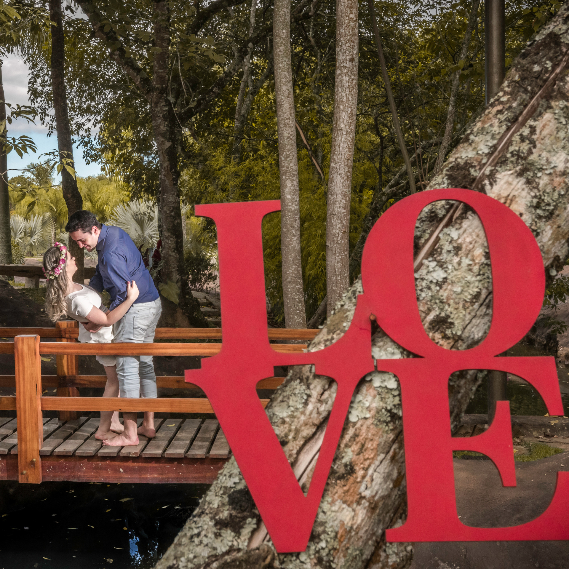 Pré Casamento ensaio registrado pleo fotógrafo de BH Rapha Drummond, com a placa Love e o Casal em destaque