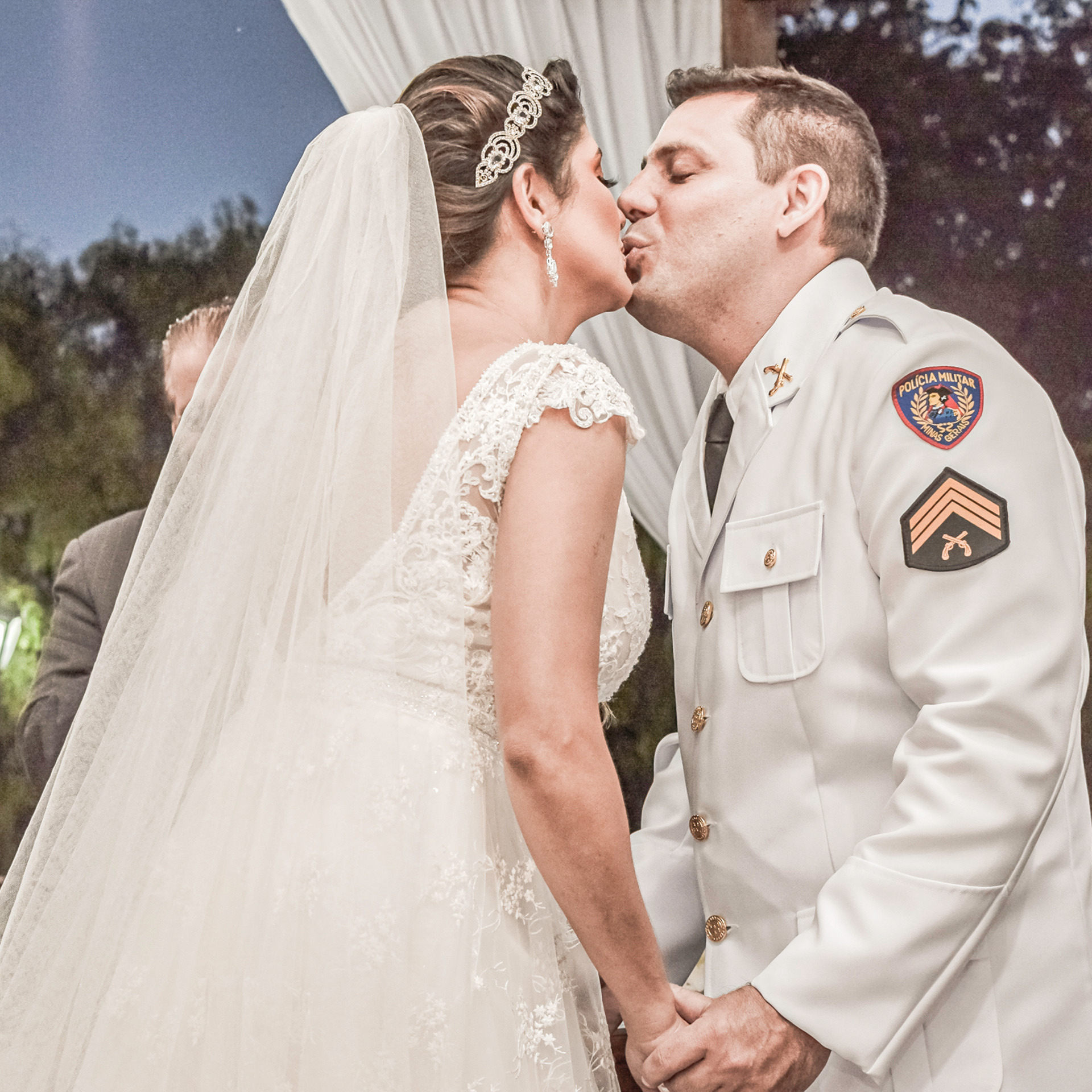 Fotografia de Casamento do Fotógrafo Rapha Drummond, casal de policiais se beijando