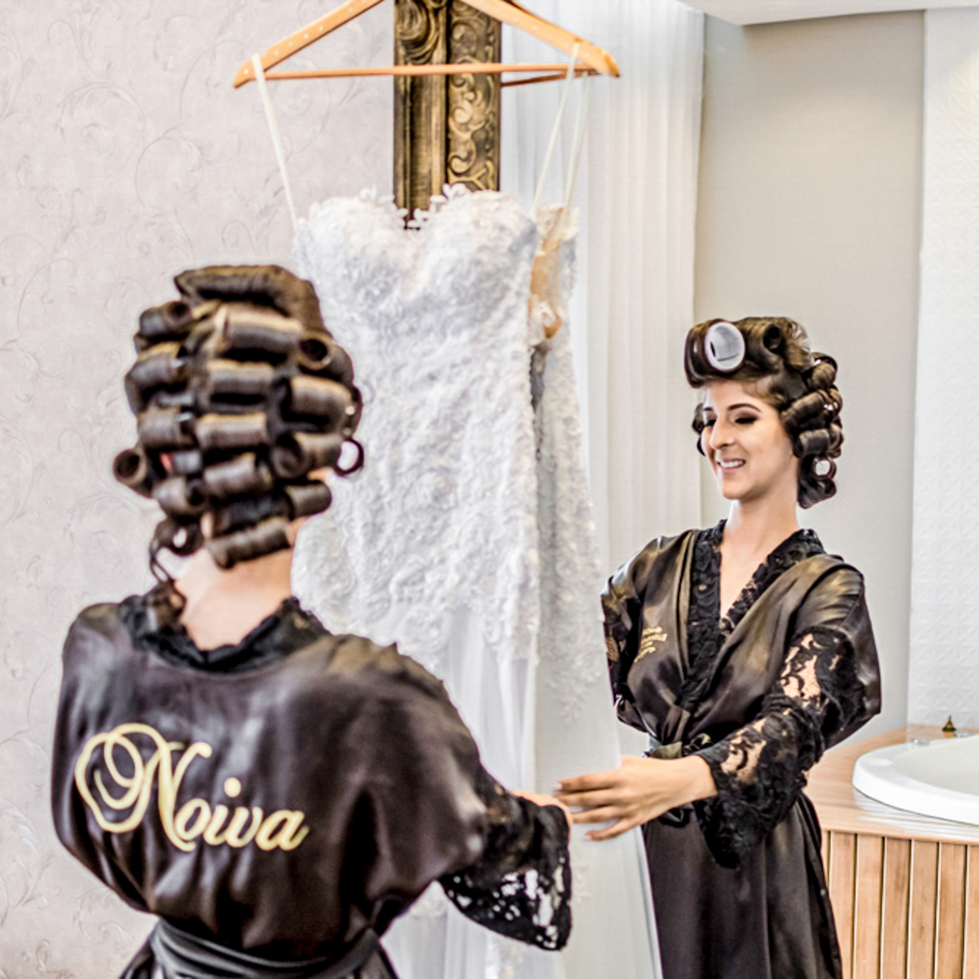 Fotografia da noiva sendo beijada péla mãe em ensaio do dia da noiva, pelo fotógrafo Rapha Drummond, que é de Belo Horizonte