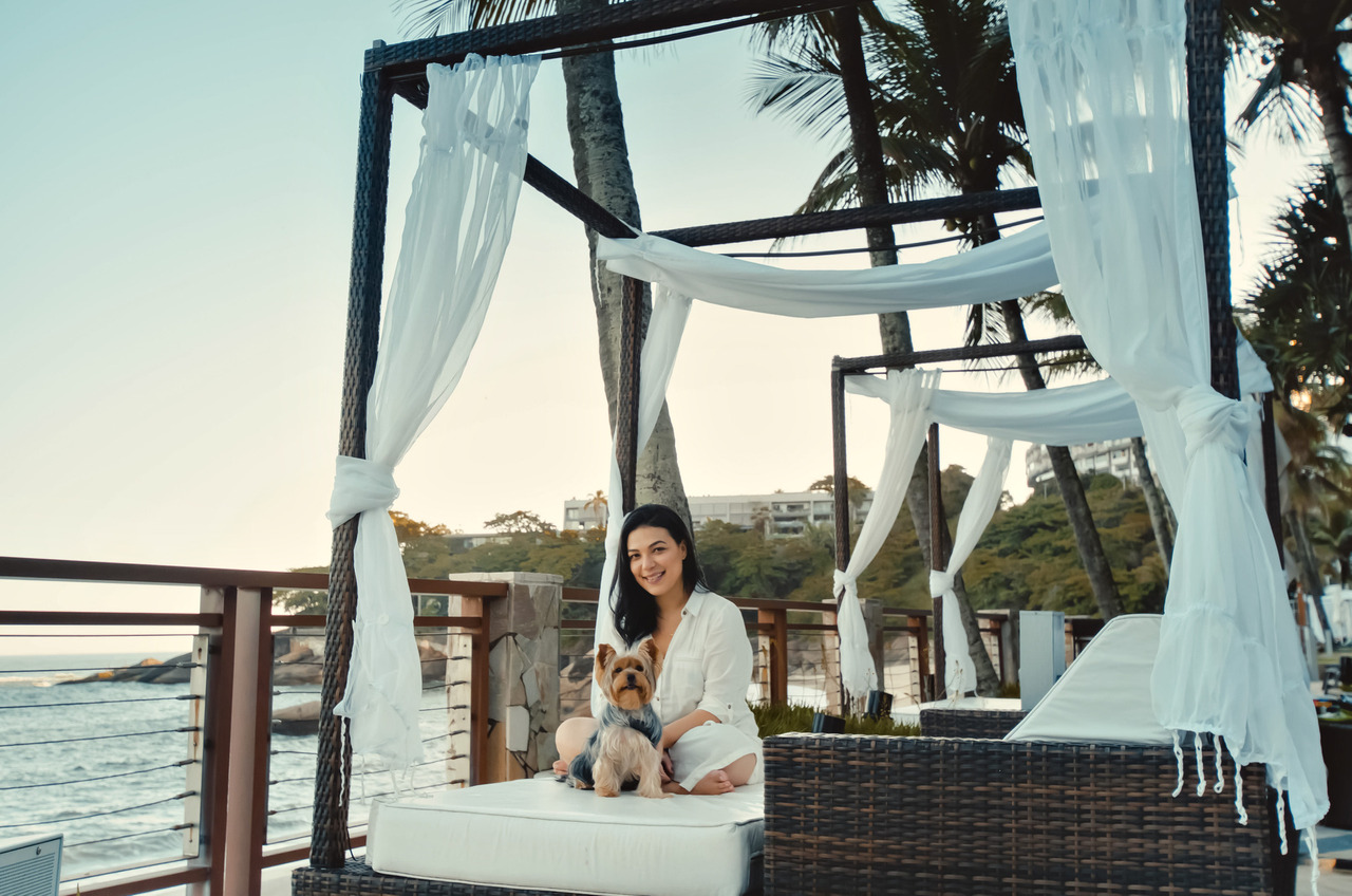 mulher com seu cachorro em área de lazer do Hotel Sheraton