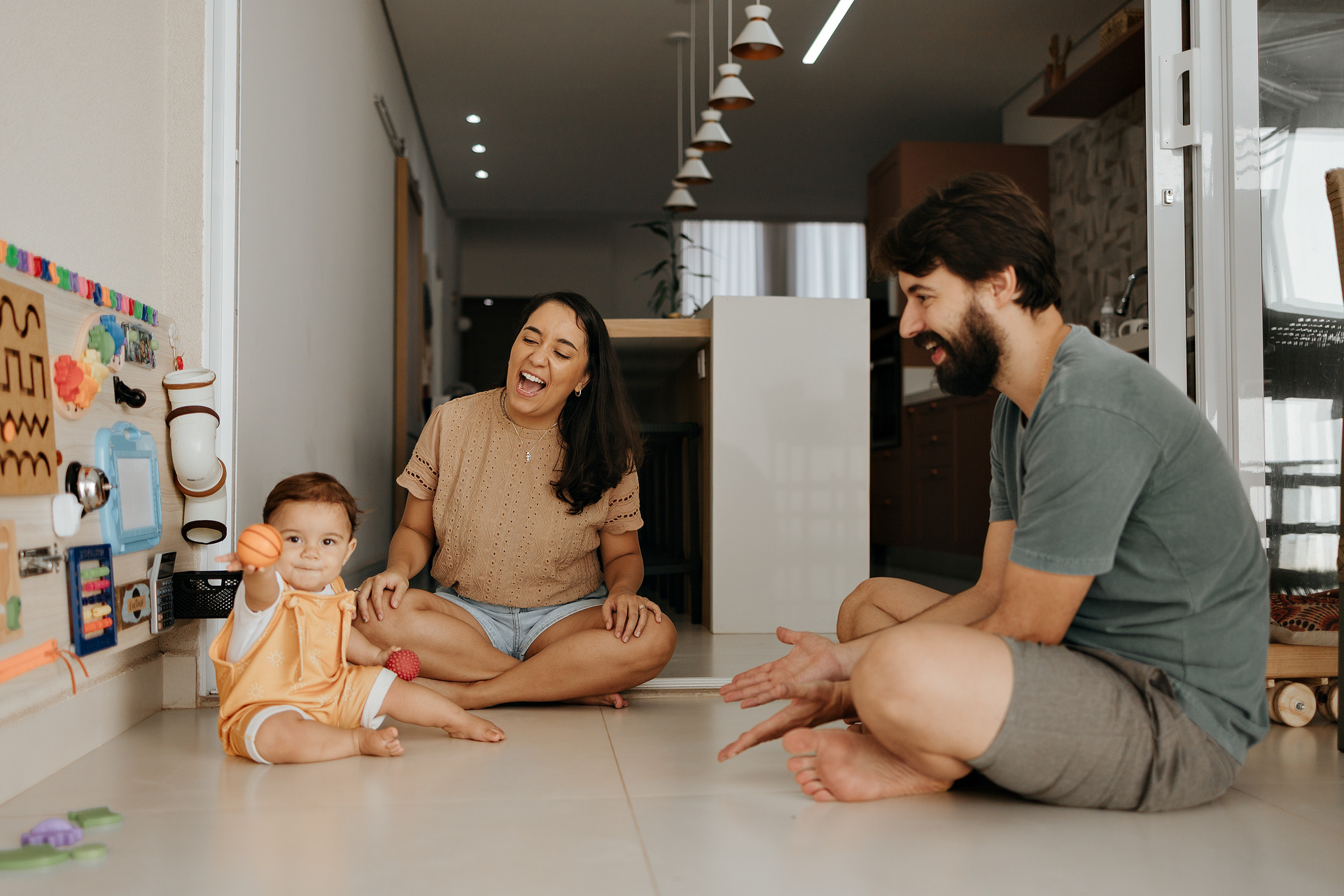 Chega devagar, mas ocupa o coração inteiro.
