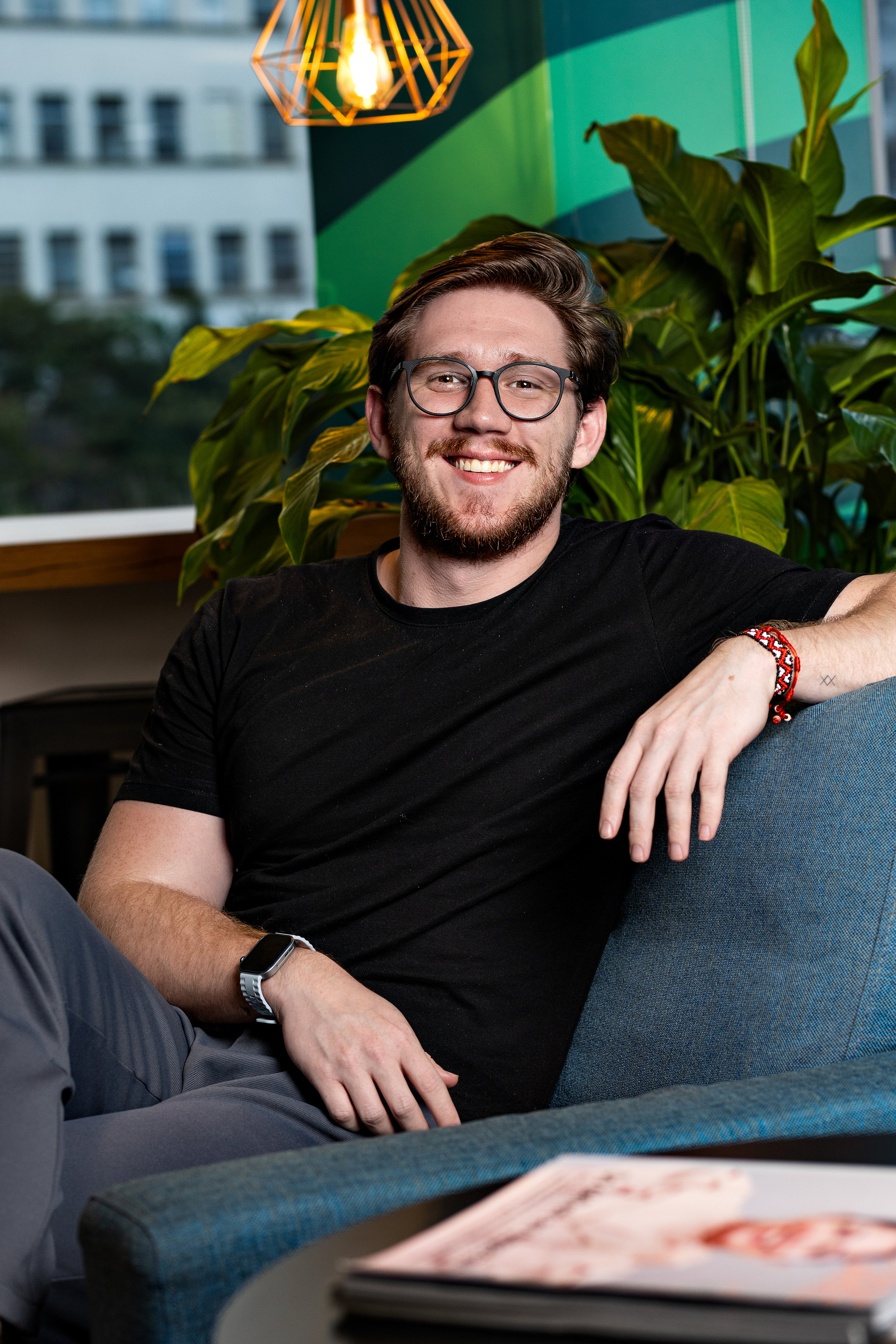 Chega devagar, mas ocupa o coração inteiro.