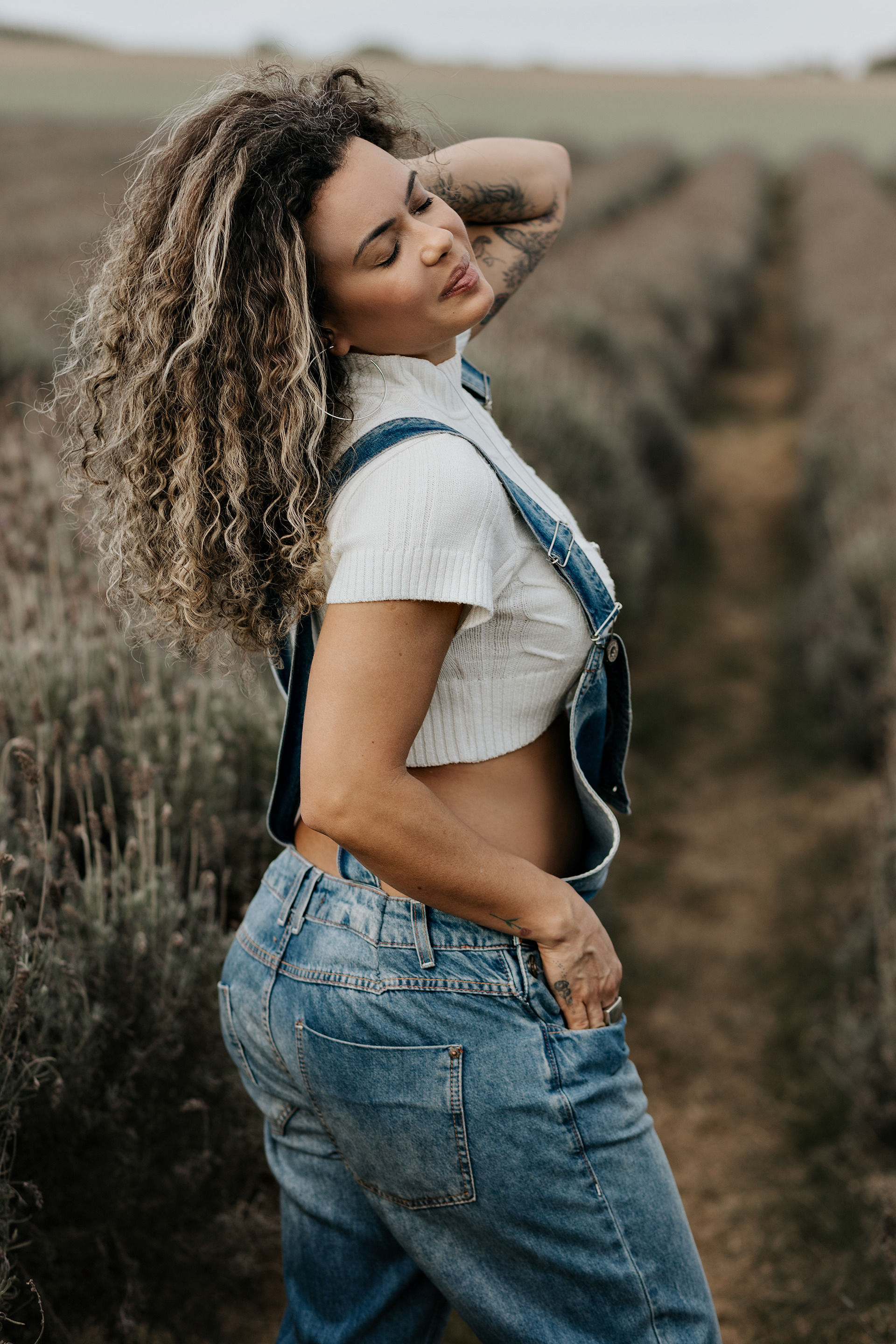 Chega devagar, mas ocupa o coração inteiro.