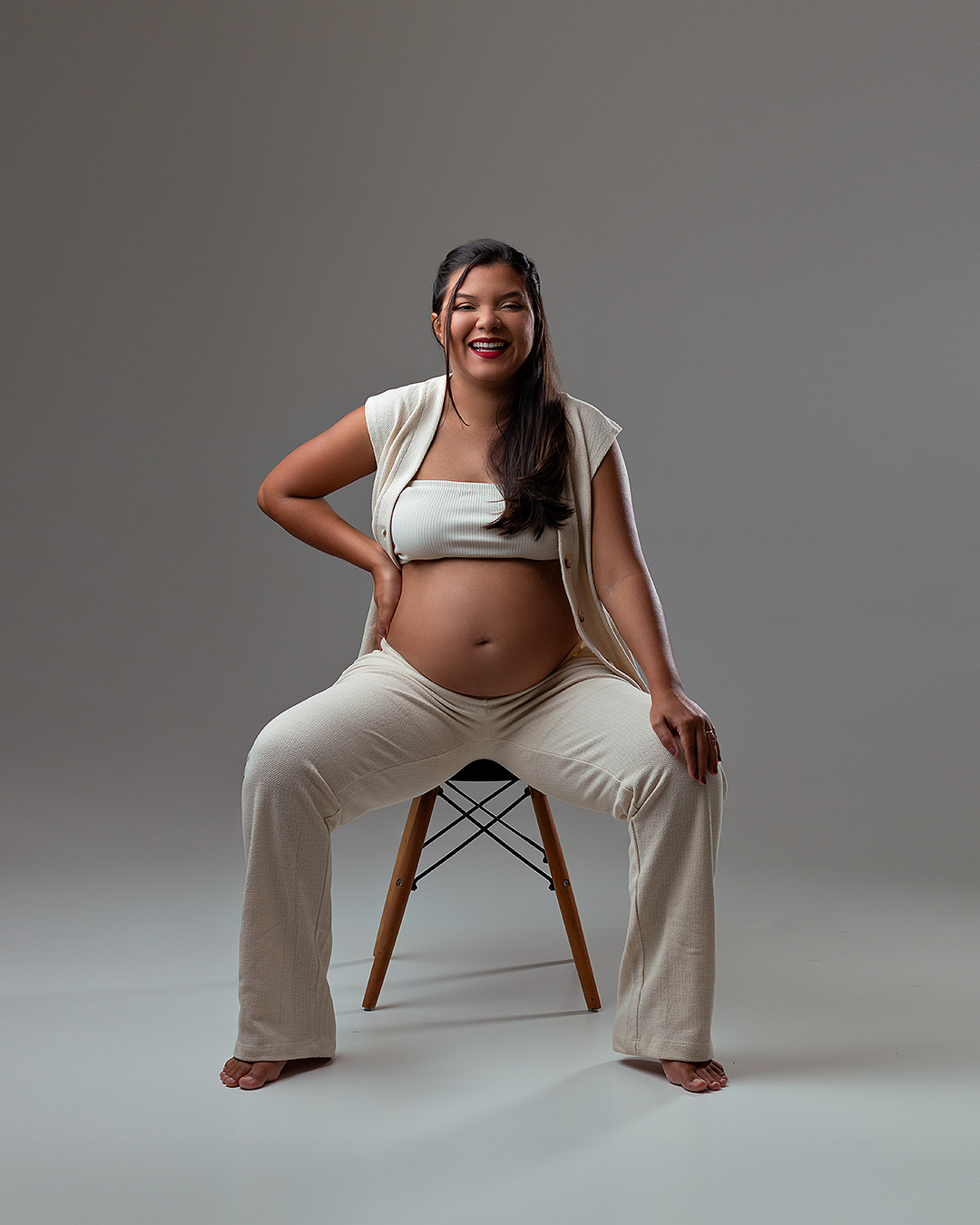 Fotografia de gestante com conjunto off-white em Natal RN