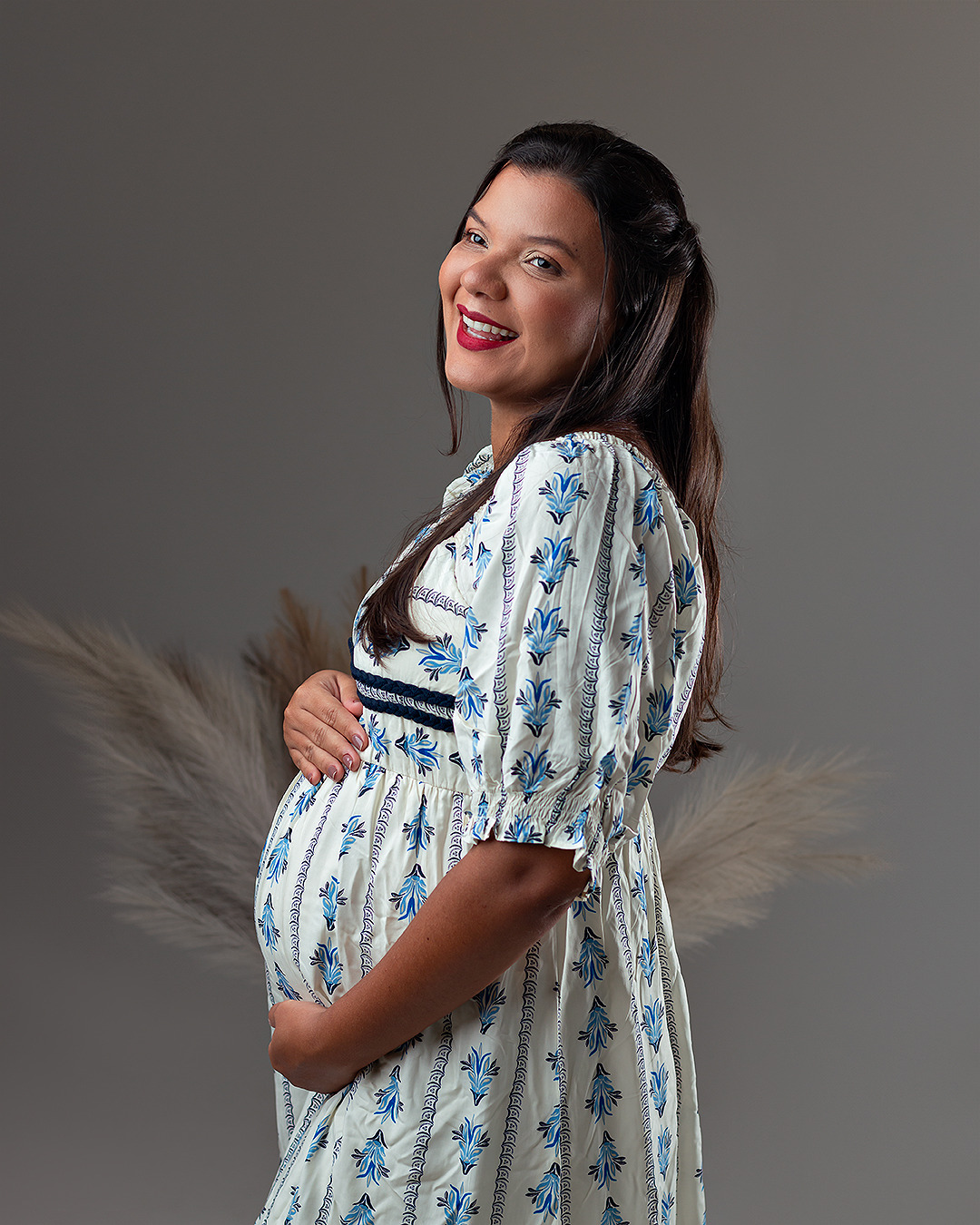 Fotografia de gestante com vestido branco em Natal RN