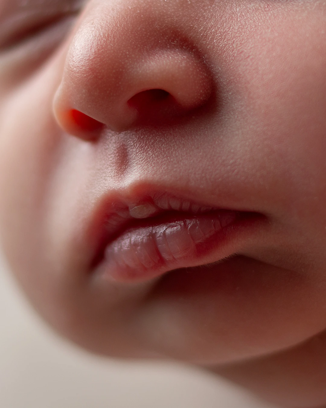 foto em close da boquinha de uma recém-nascida