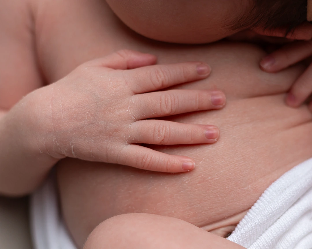 Foto em close das mãos de bebê
