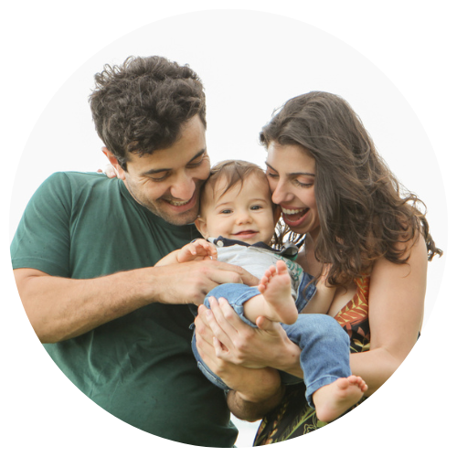 Casal abraçando bebê