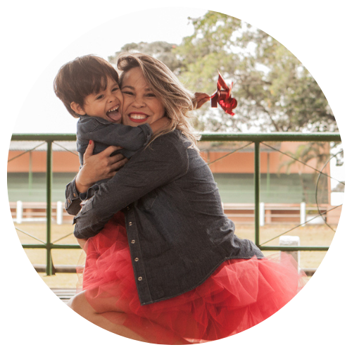 Mãe abraçando filho