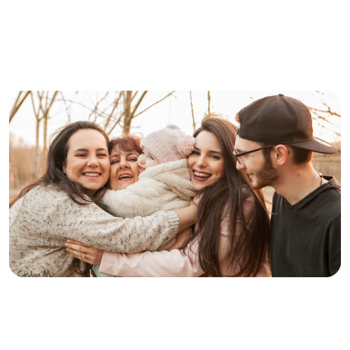 Avó abraça filhos e a neta em uma paisagem de outono