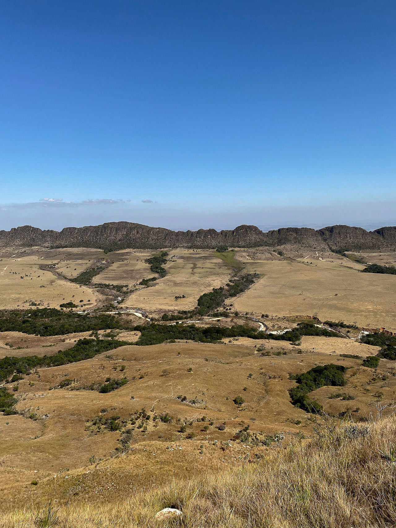 Foto tirada no caminho do céu, vista para o paredão 