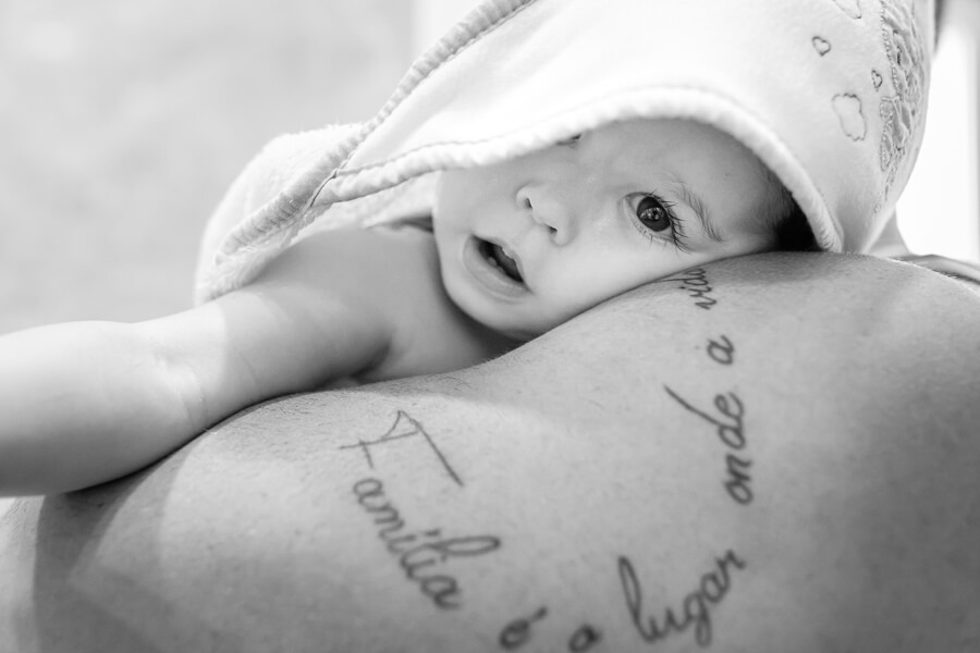 Pai com filha ao colo no dia do Batizado