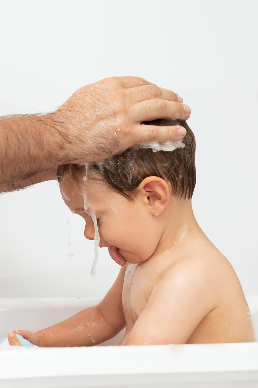 Pai a dar balho ao filho no dia do Batizado